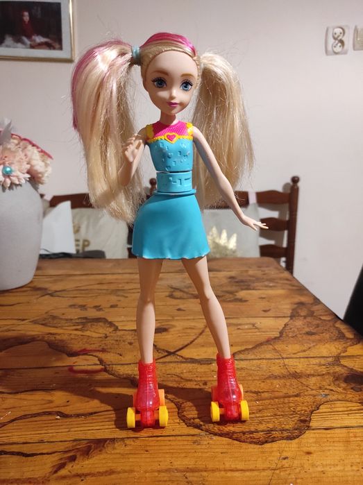 Lalka Barbie na rolkach