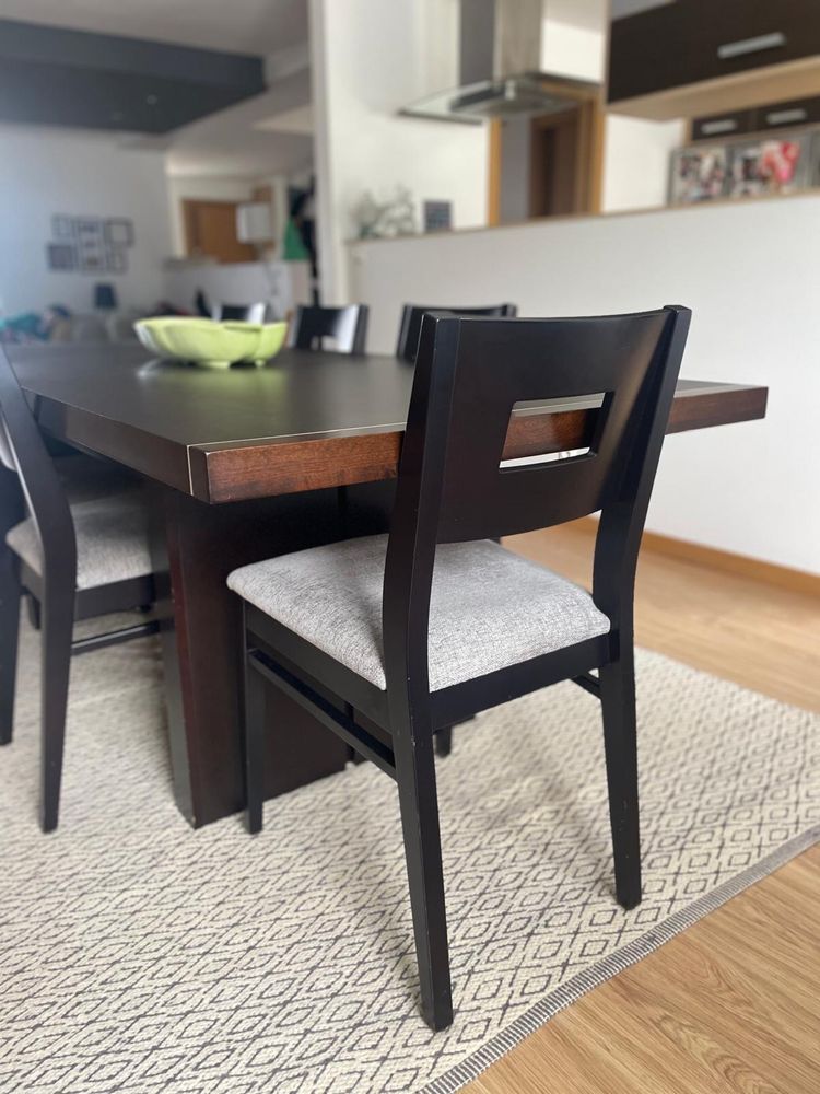Mesa extensível com possibilidade de ficar com três medidas diferentes