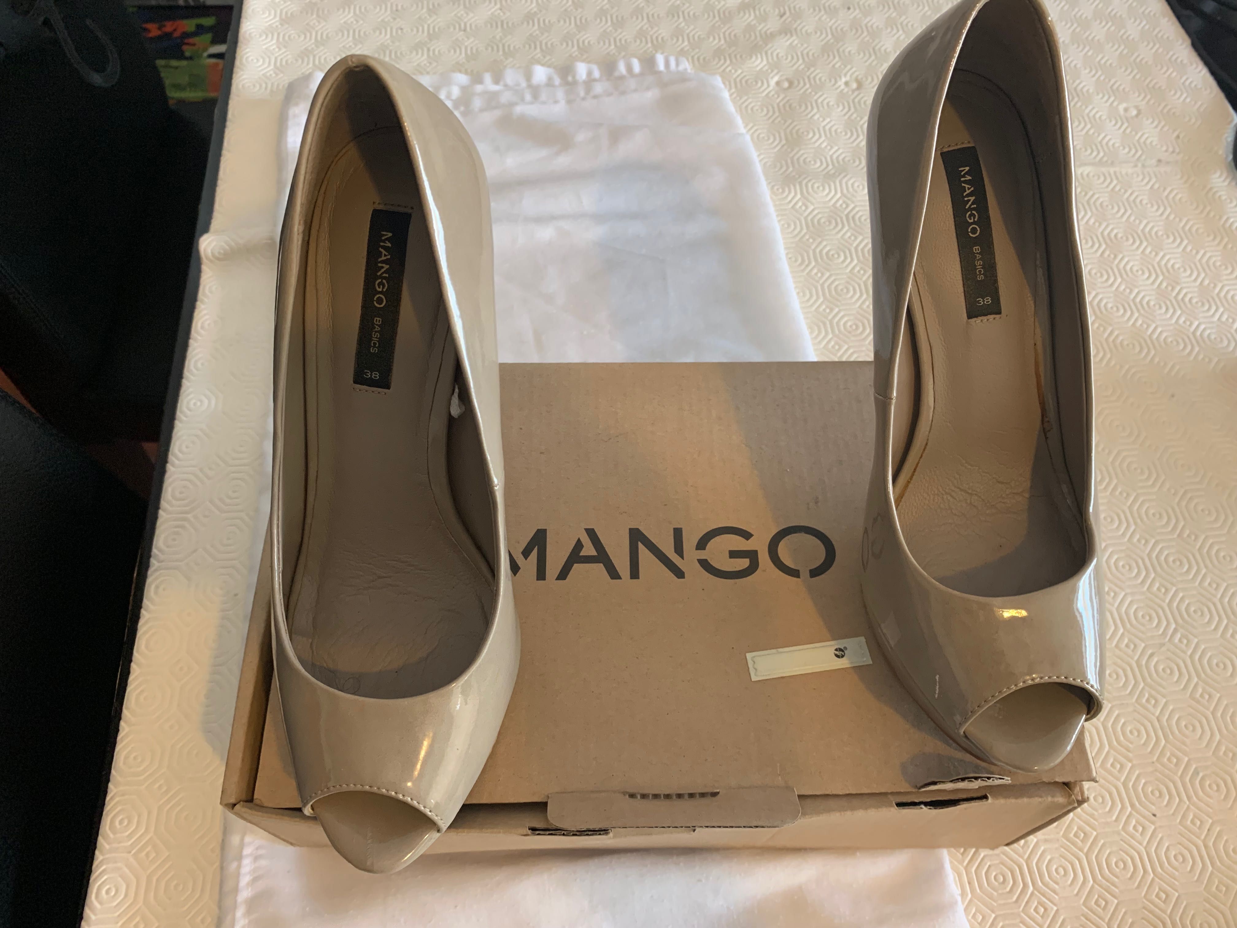 Sapatos bege, em verniz, Mango