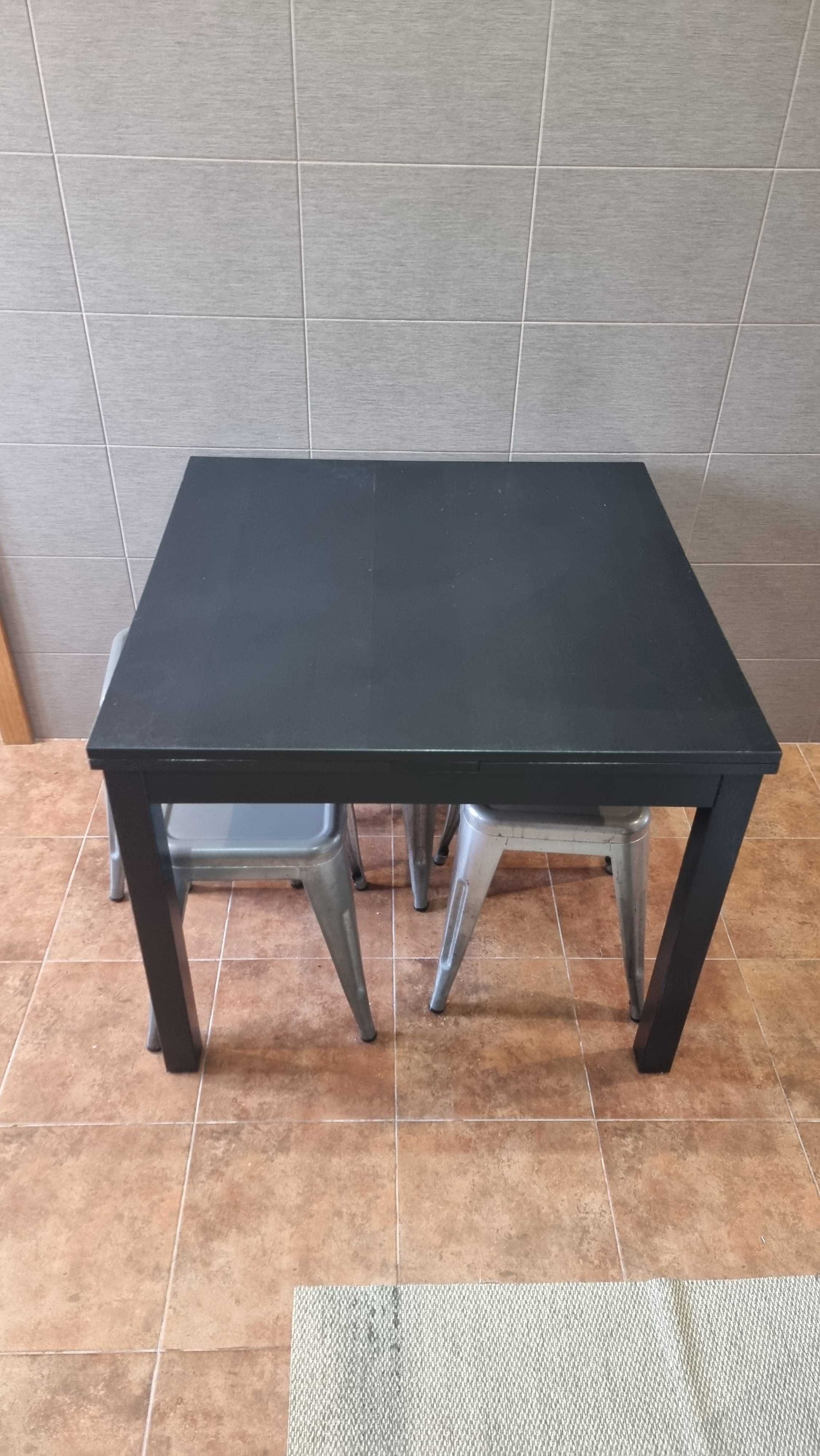 Mesa preta extensível