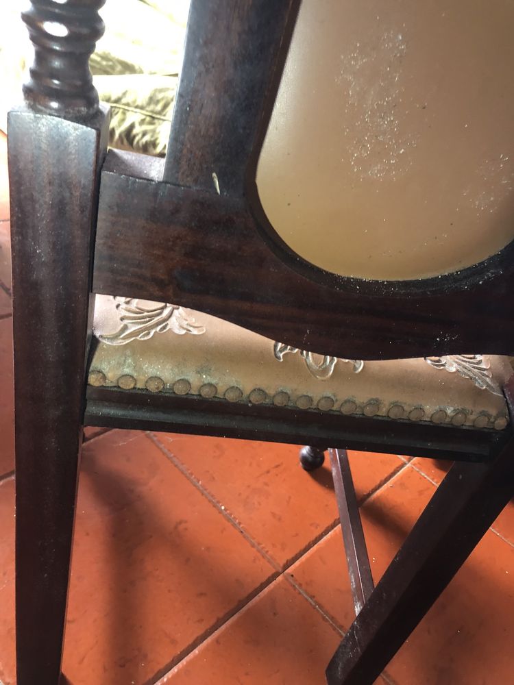 Cadeira com pano de couro