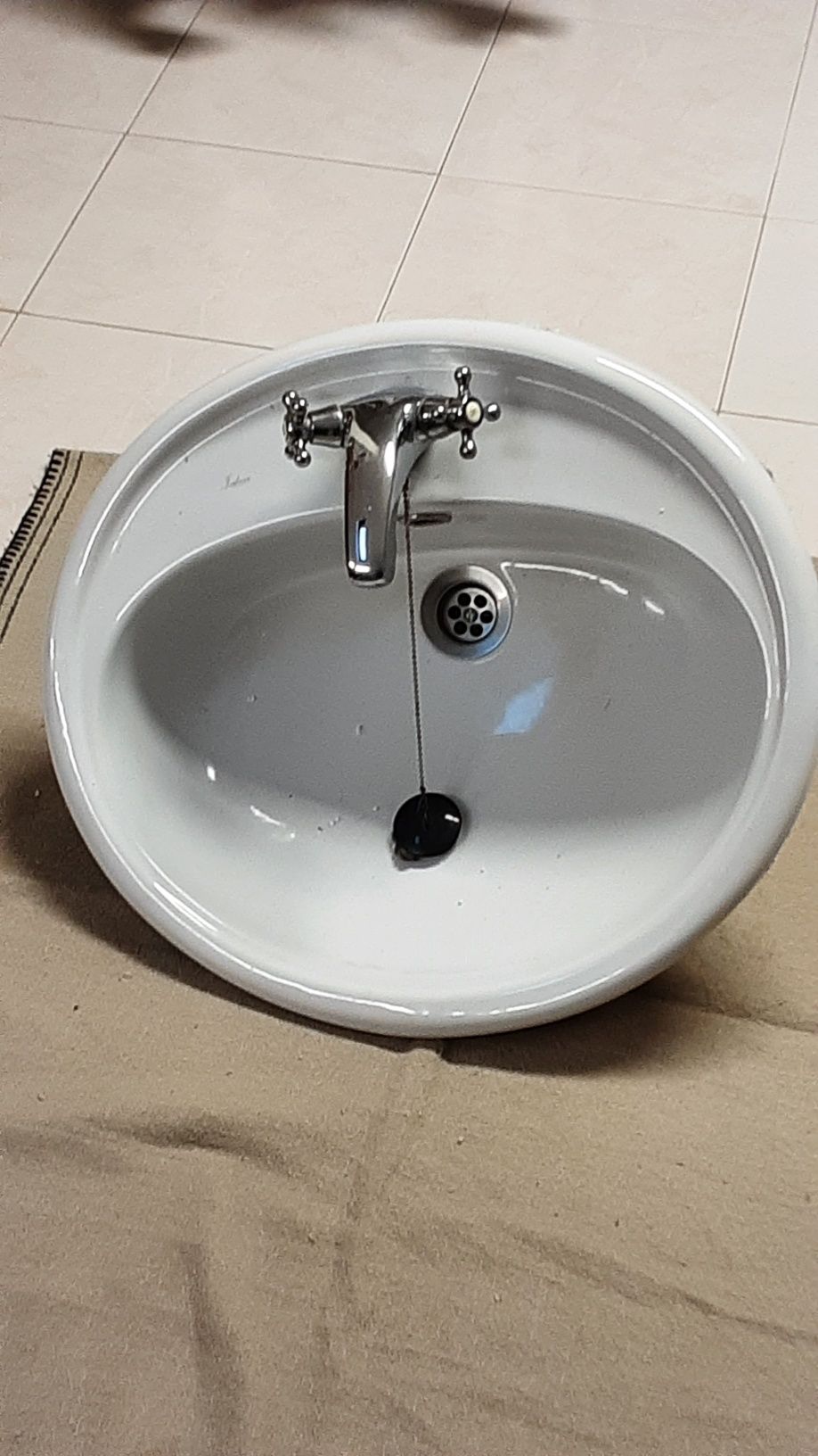 Lavatório de casa de banho com misturadora