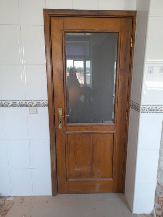 Portas de cozinha em madeira e em vidro