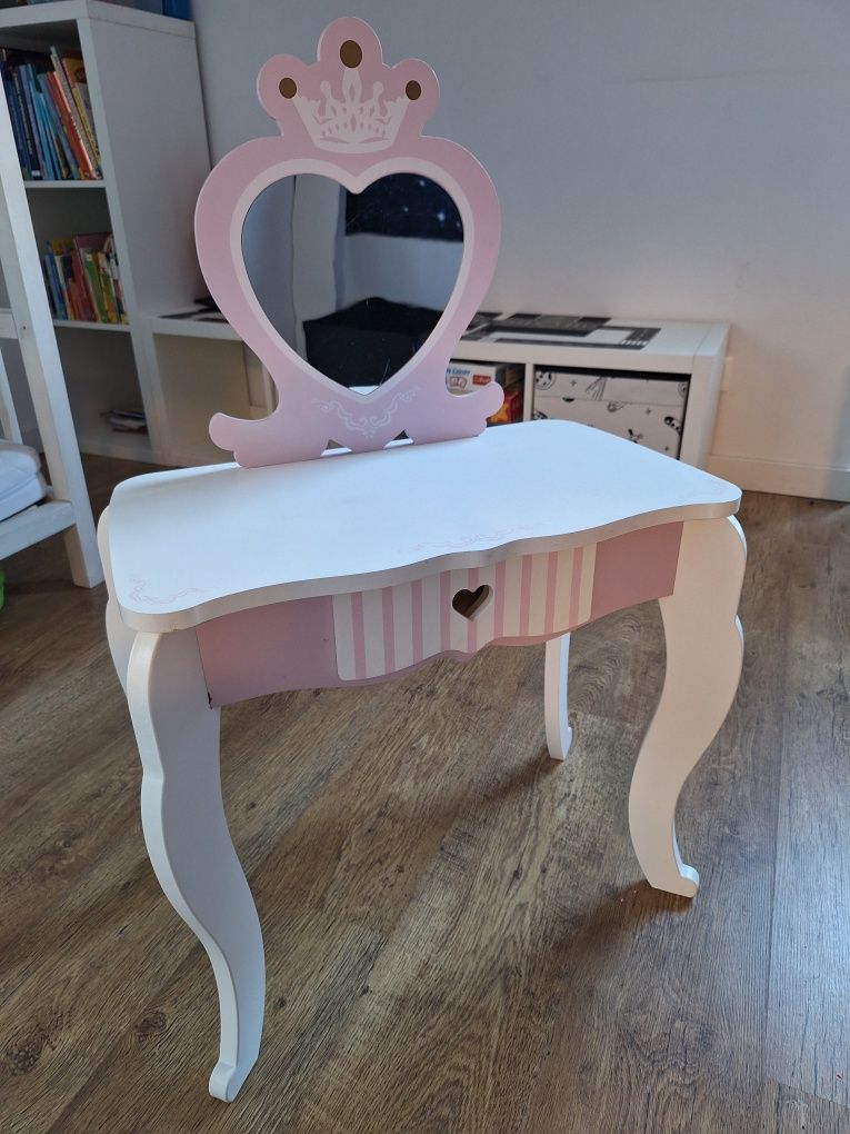 Toaletka dla dziewczynki i krzesełko piękna