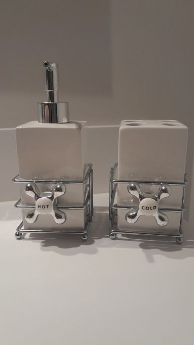 Dispensadorsabonete e porta escovas de dentes casa de banho