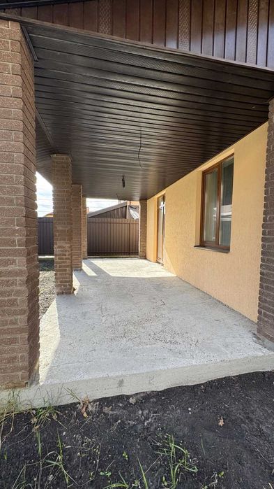 Великий будинок з терасою, ділянкою. єОселя, постанова, сертифікат