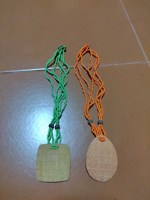 Colares em madeira e missangas (vintage)