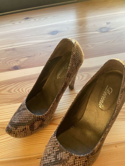 Sapatos altos classicos em pele de cobra  da Decenio