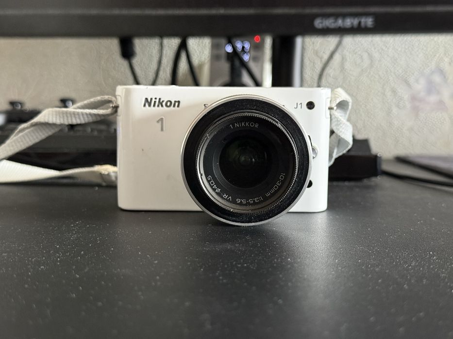 Nikon 1 J1 з об’єктивом 10–30 мм + зарядка, акумулятор, карта памяти