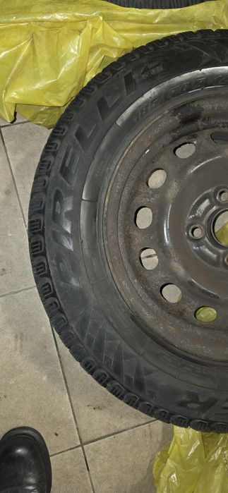 Opony zimowe Pirelli na felgach stalowych 185/70 R14 + kołpaki Hondy
