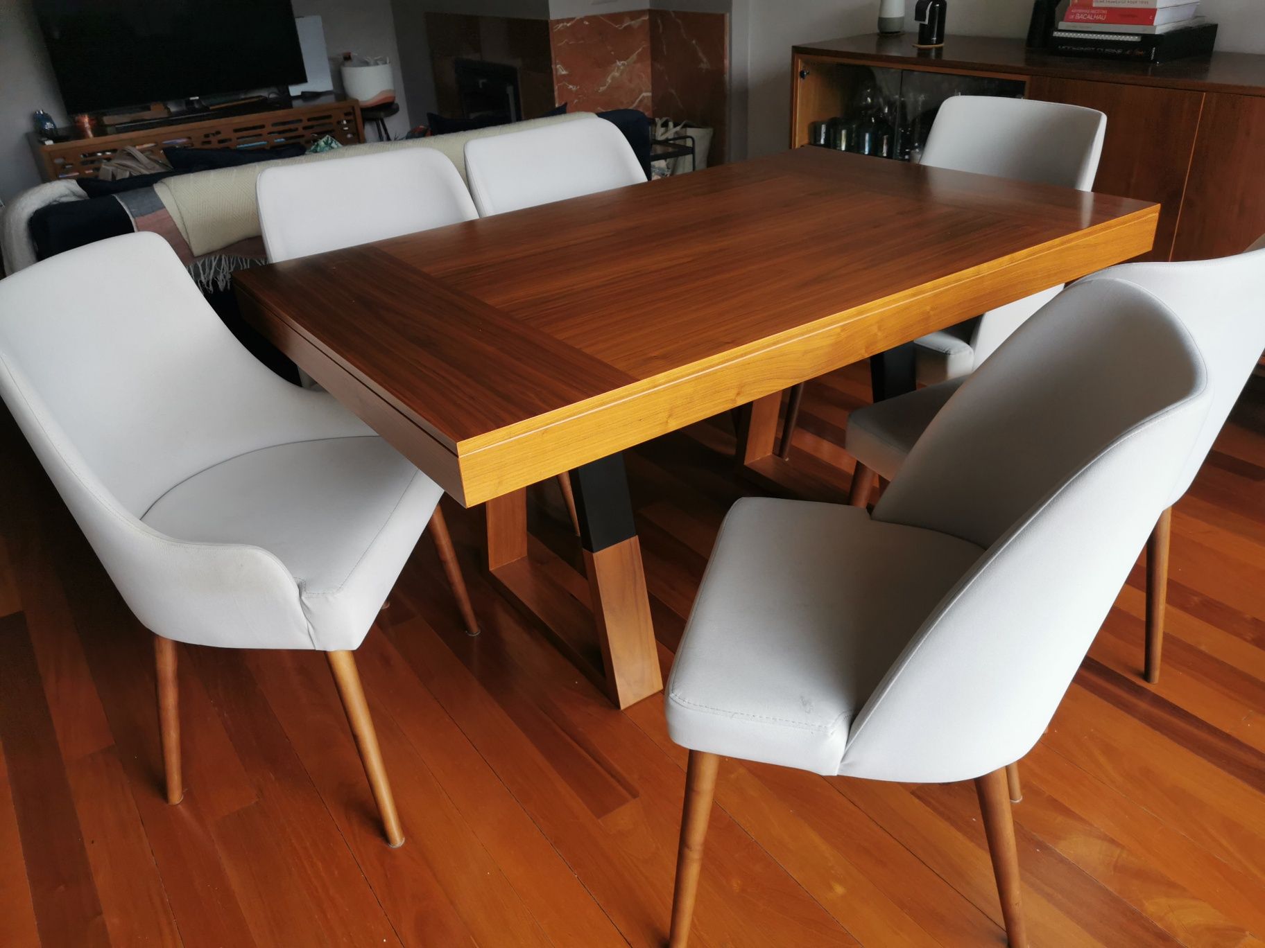 Mesa e cadeiras da sala