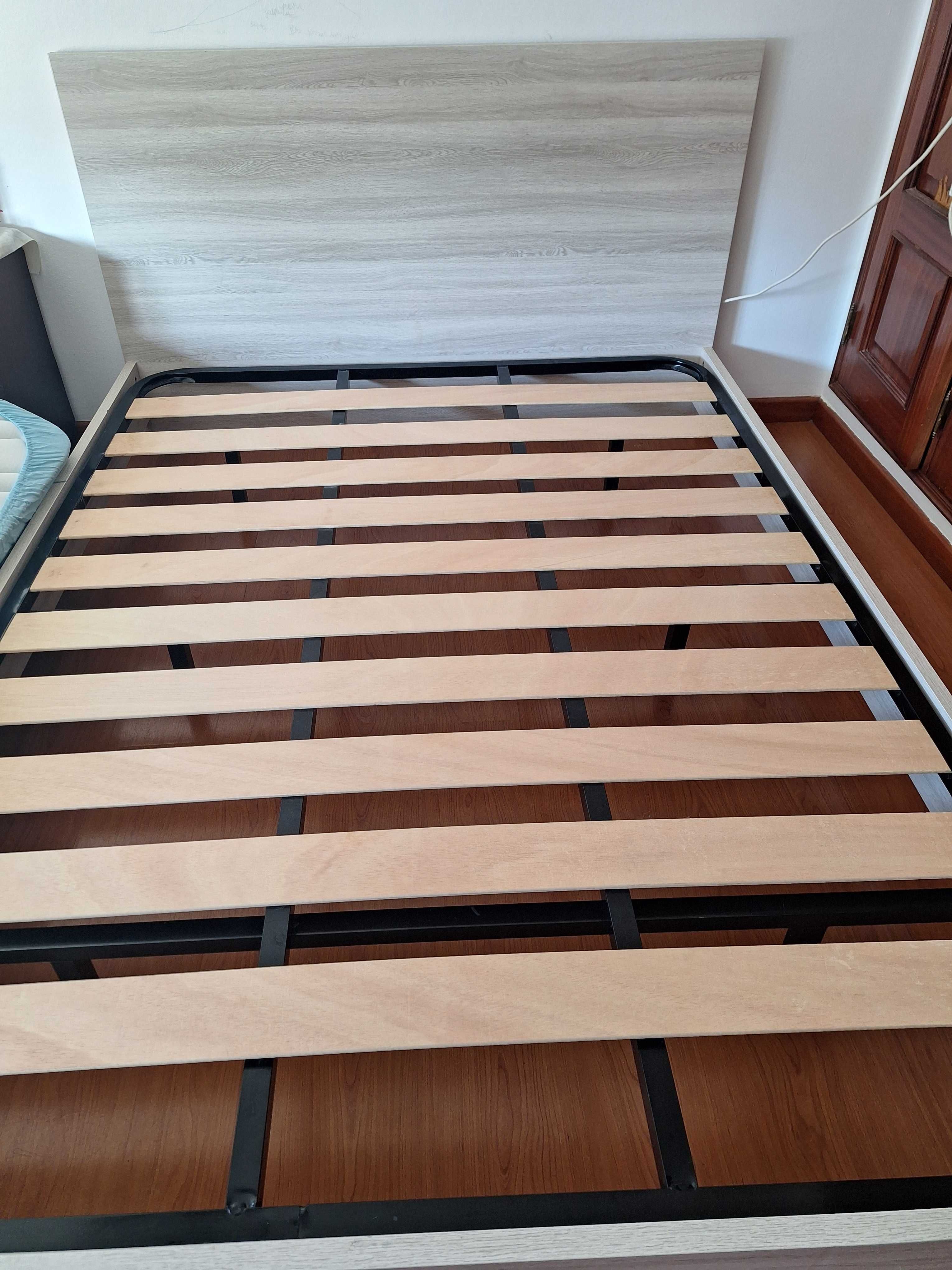 Cama com duas mesas cabeceira