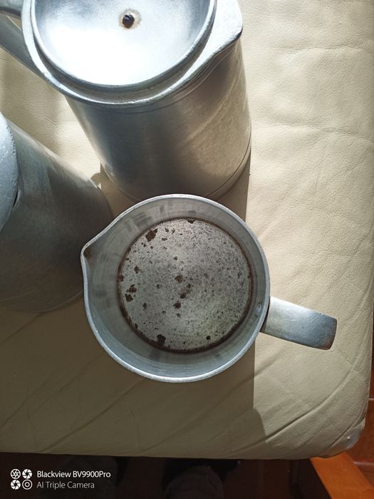 Três cafeteiras alumínio fundido