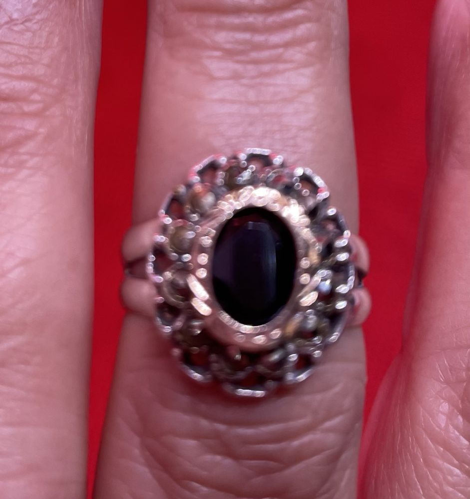 Anel prata com pedra preta e apontamentos a ouro