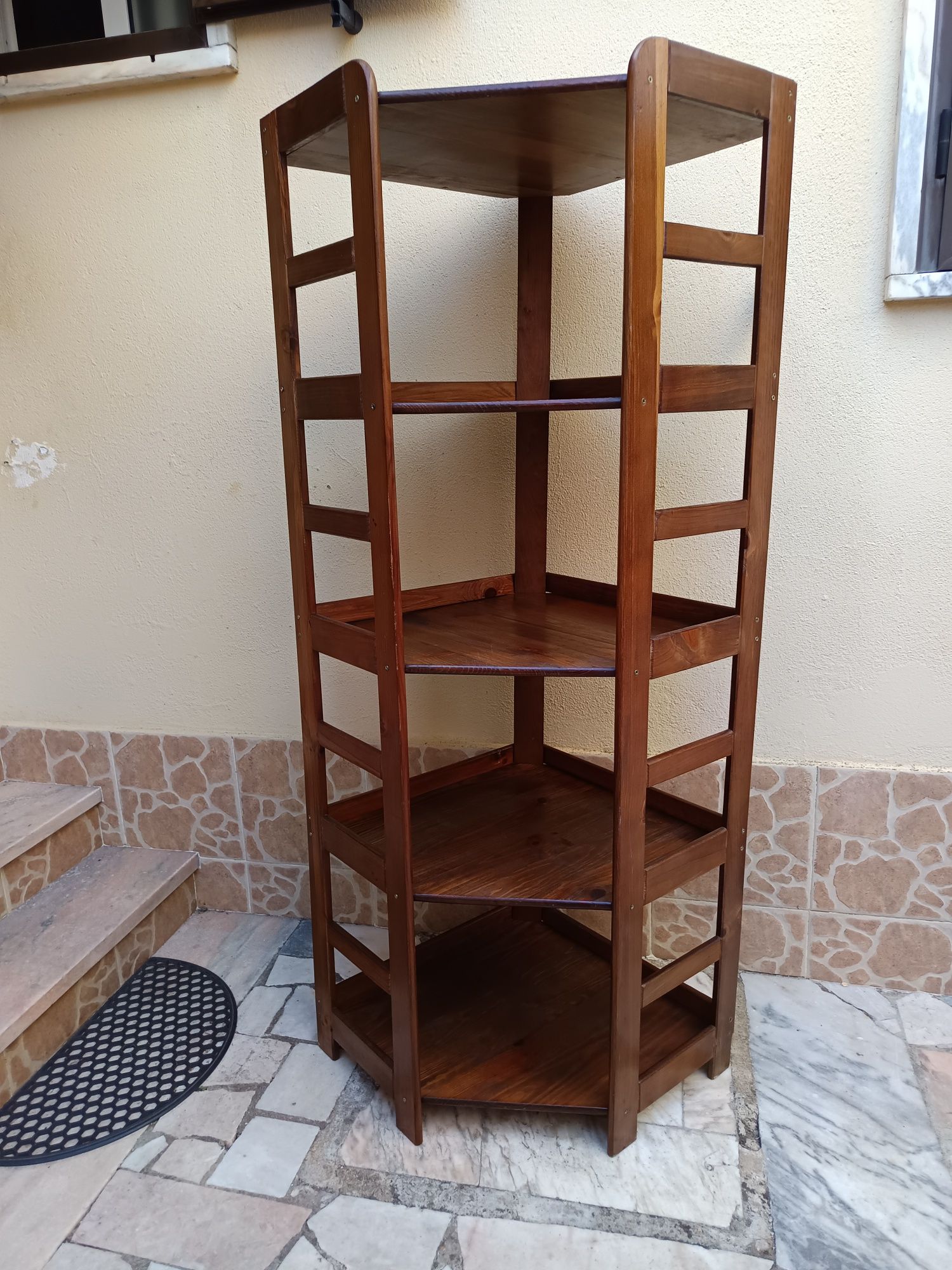 Estante de canto alta em madeira