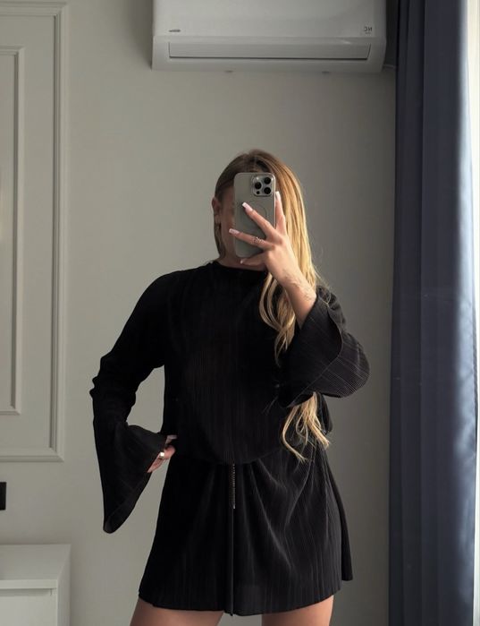 Чорна сукня плісе