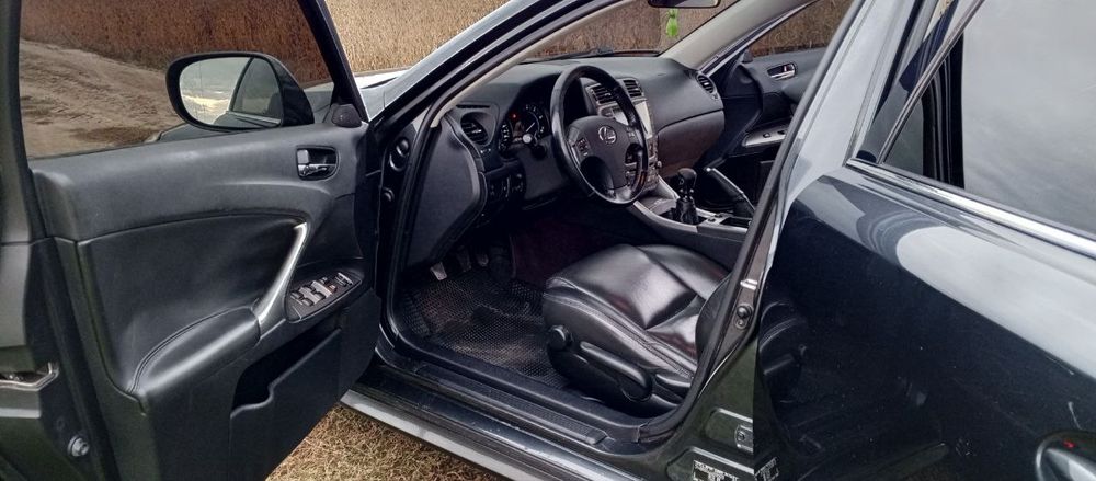 Продам Lexus is 220