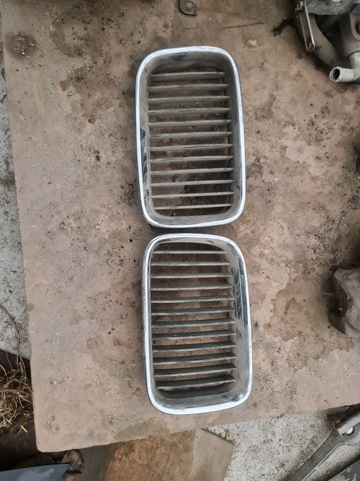 Nerki grill bmw e36 . Komplet . Bdb .