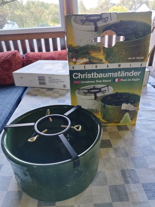 Ceramiczny stojak pod choinkę.