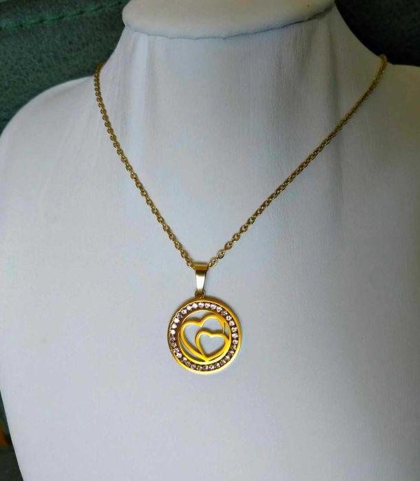 Colar Aço Dourado c/ 2 Corações Rodeado de Brilho NOVO