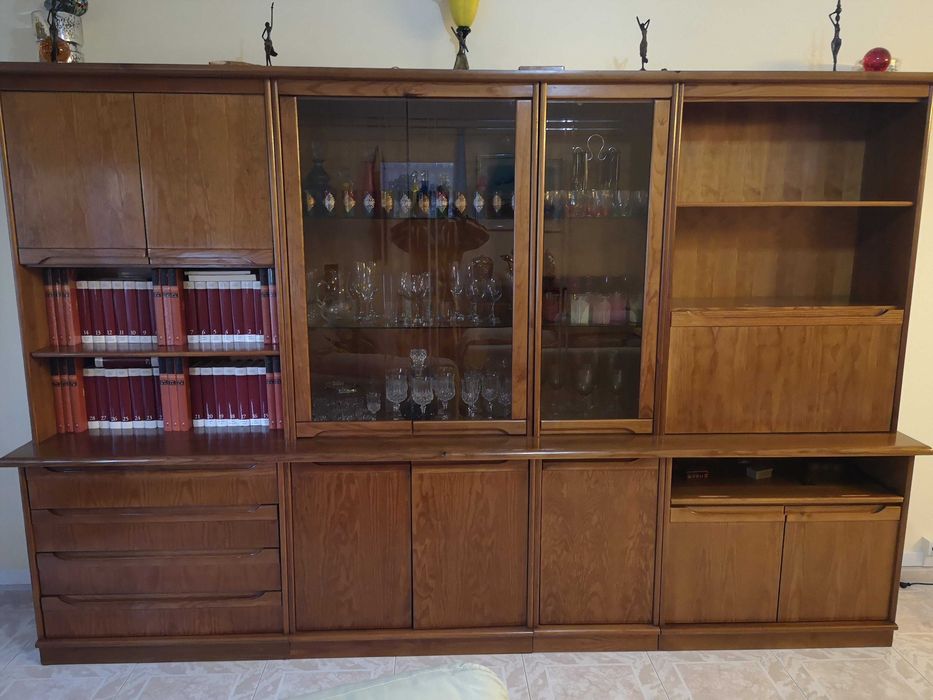 Armario com vitrine e bar