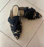 Mules pretas e douradas novas