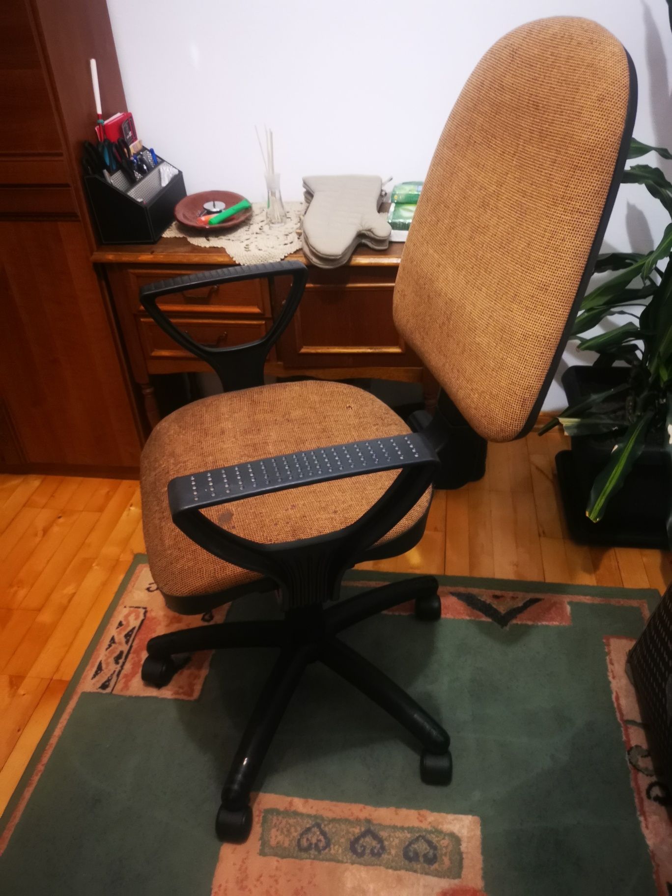 Krzesło obrotowe brązowe