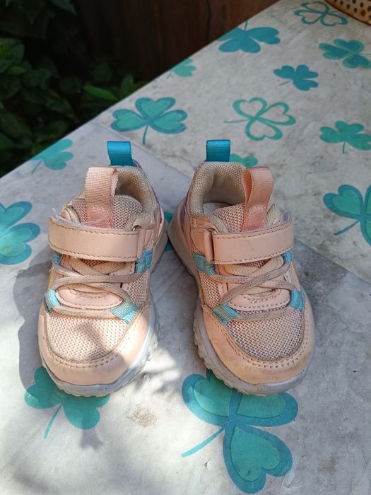 Продам кросовки детские 22 размер