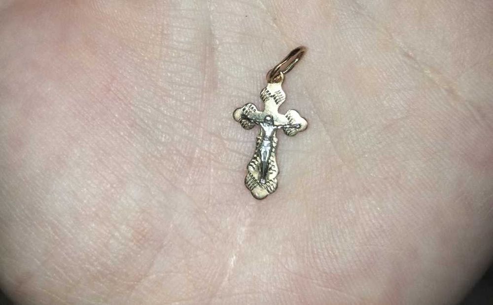 Золотий хрест з розп'яттям