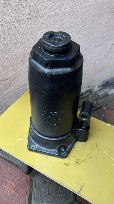 Автомобильный домкрат25тон.