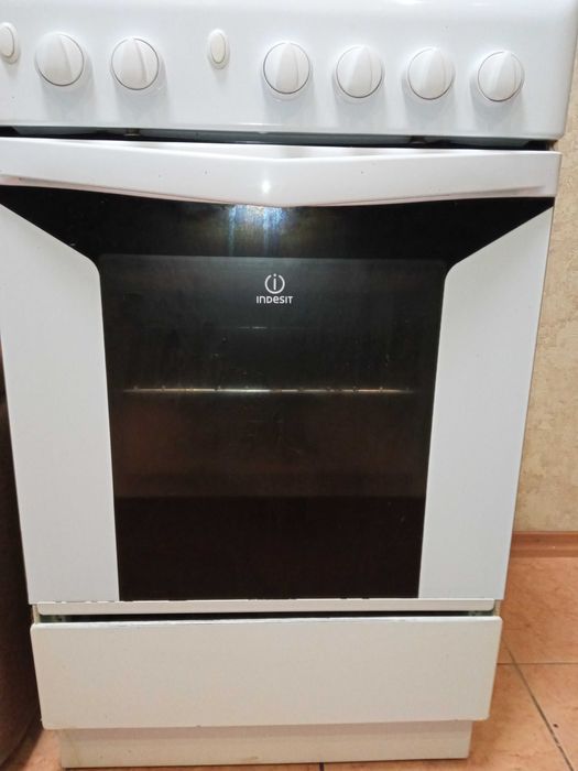 продам газову плиту INDESIT