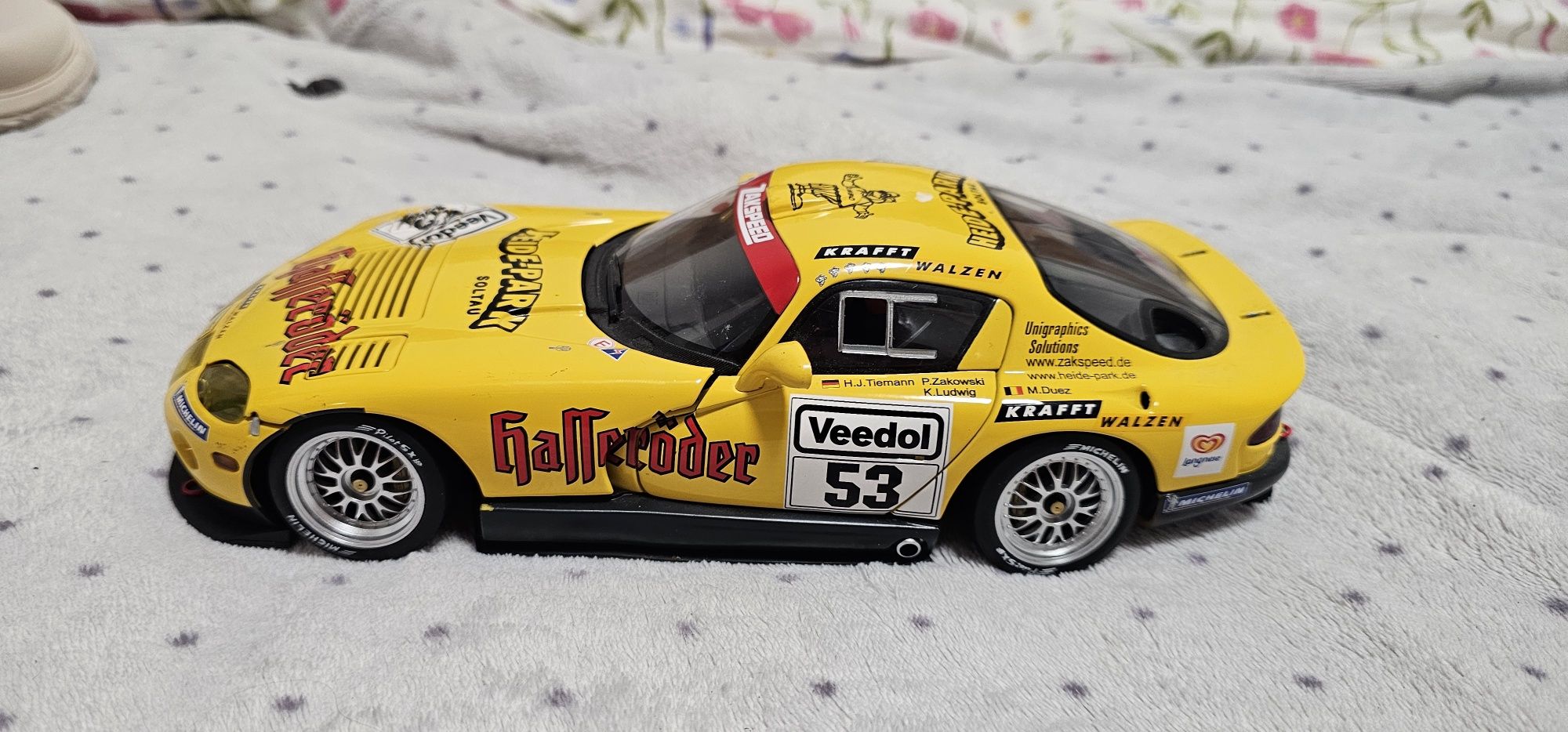 Dodge viper 1:18 Autoart