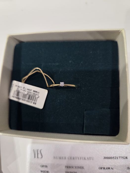 Nowy, złoty pierścionek z brylantem Yes. Valentine. Prezent, Komunia