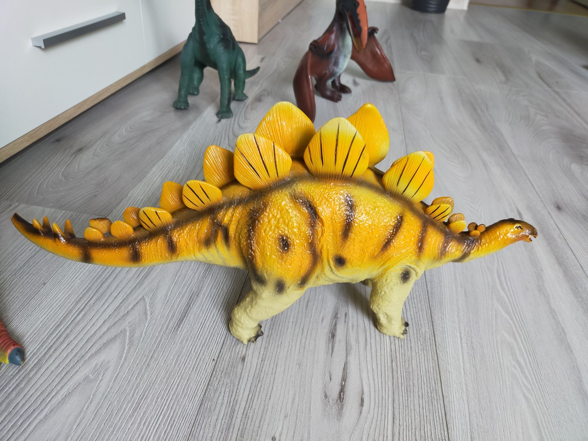 Duży dinozaur Stegosaurus