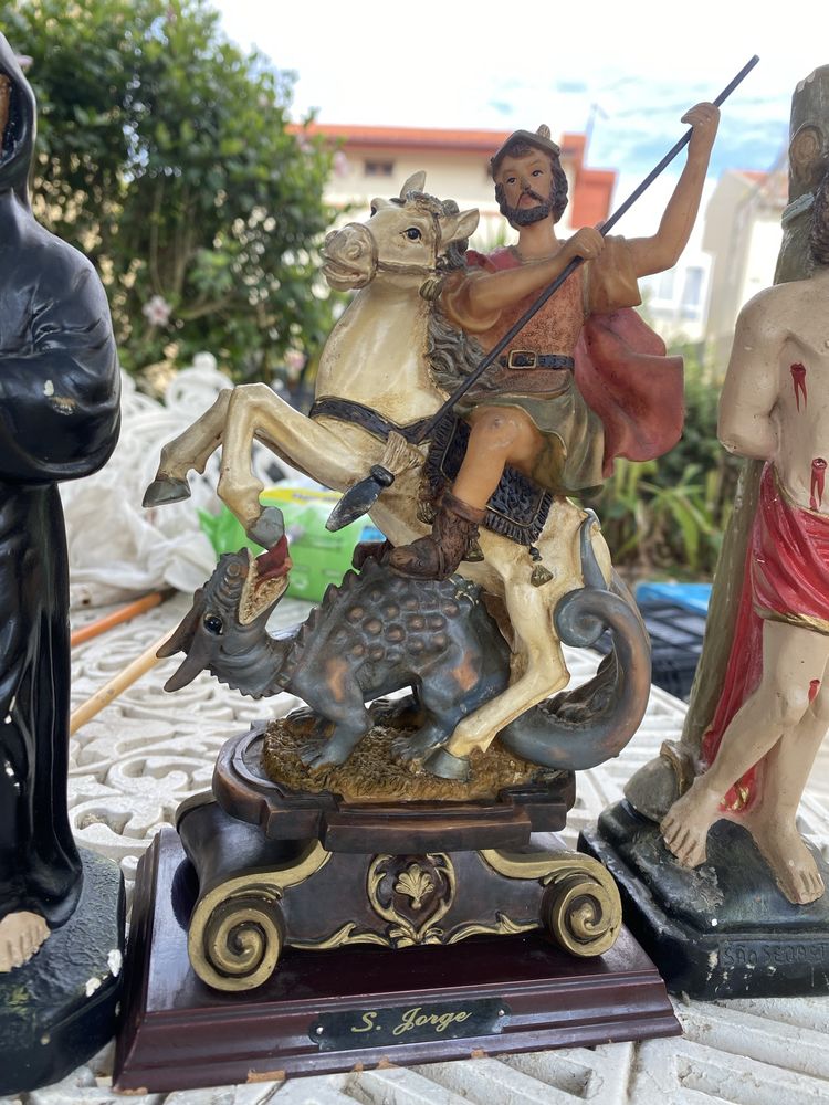 Lote de 9 Estatuetas Religiosas – Santos em Resina e Barro