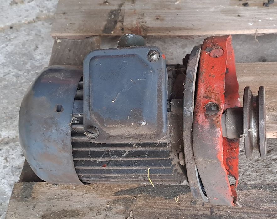 Silnik przyśpieszonego posuwu tokarki 16k20