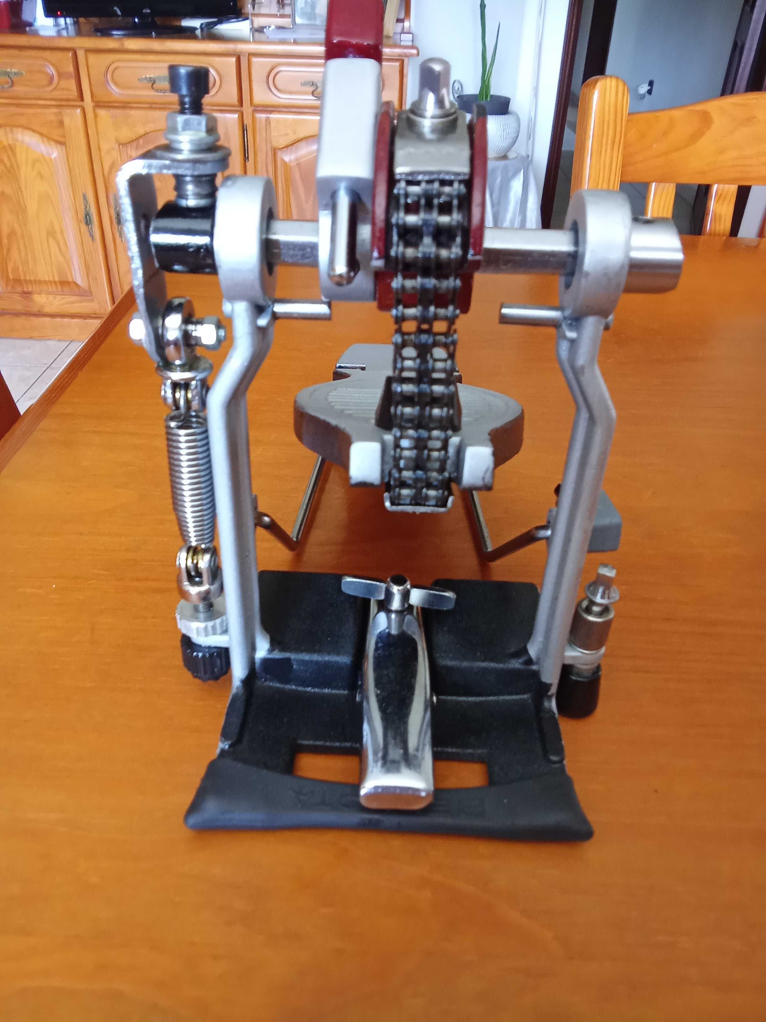 Pedal single com rolamentos Brosown Raw speed, e acessórios suplentes