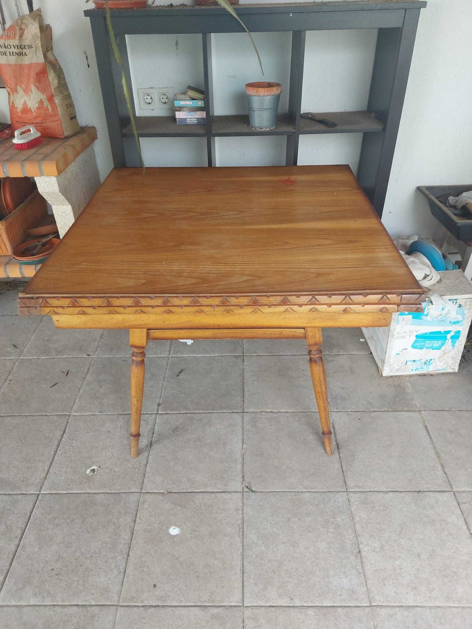 Mesa e 4 Cadeiras antigas