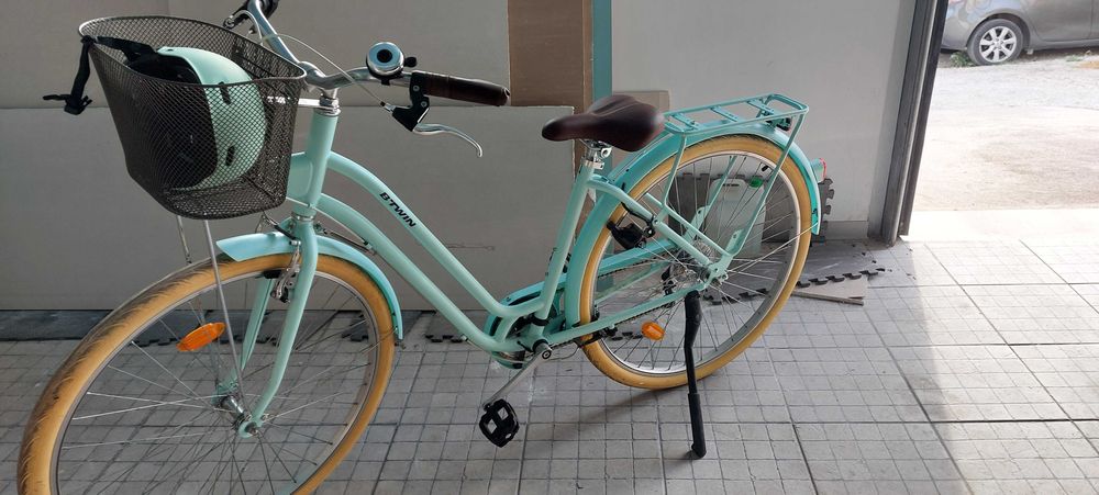 Bicicleta com cesto.