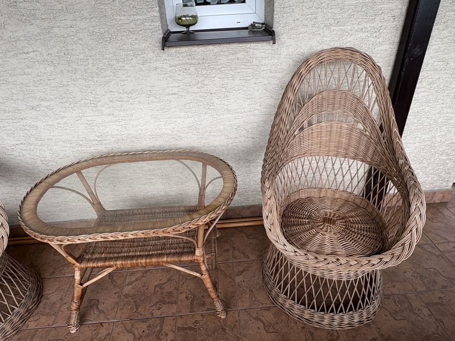 Komplet stół szklany i krzesła wiklinowe brązowe okrągłe na kole