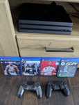 PS4 pro 1000GB + 2 pady i 2 gry