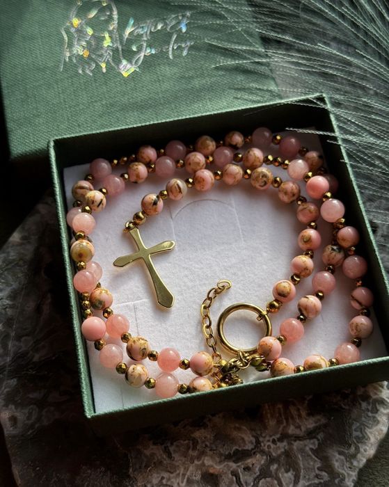 Naszyjnik rozaniec ozdobny z kamieni naturalnych.