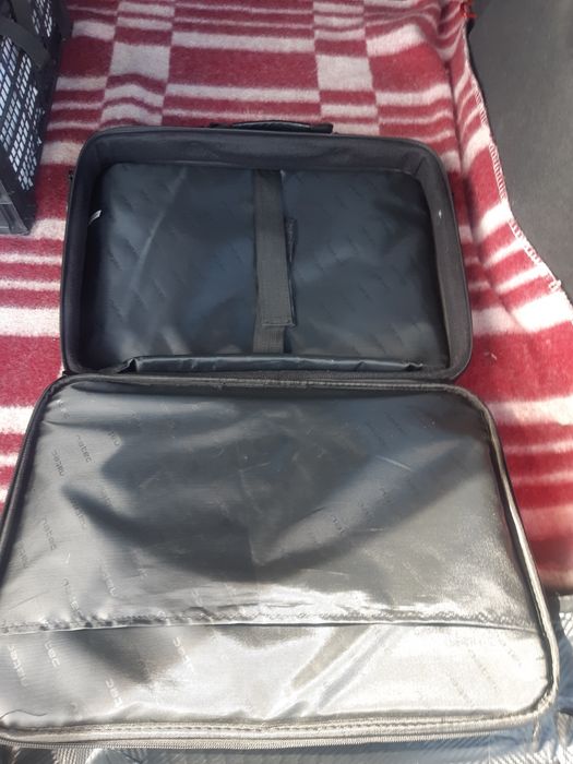 Сумка для ноутбука, нова. Розмір 40*28.5*8.5 см
Чорний колір, матеріал
