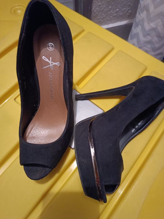 Sapatos pretos salto alto