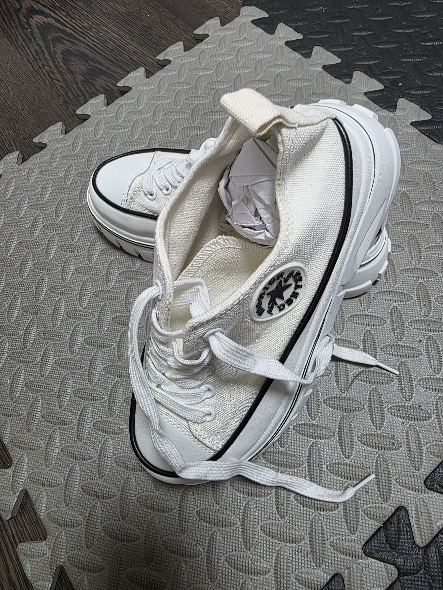 Кеди типу Converse на платформі