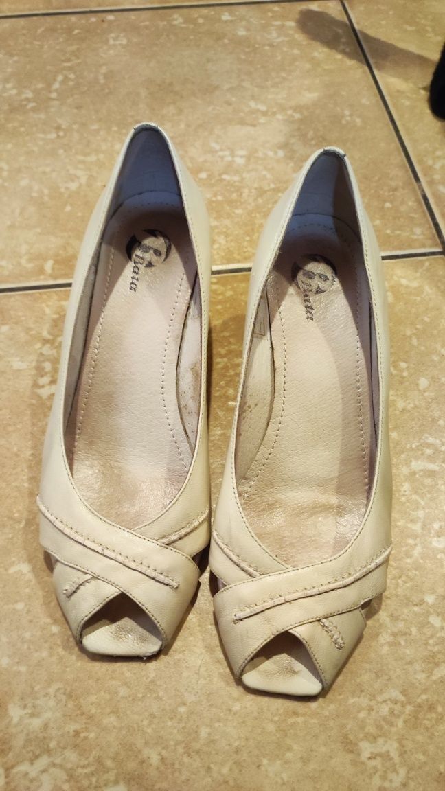 Bata - eleganckie, skórzane kremowe koturny r. 38