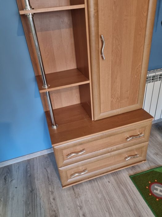 Brązowy regał z szafką i 2 szufladami – solidny i pojemny
