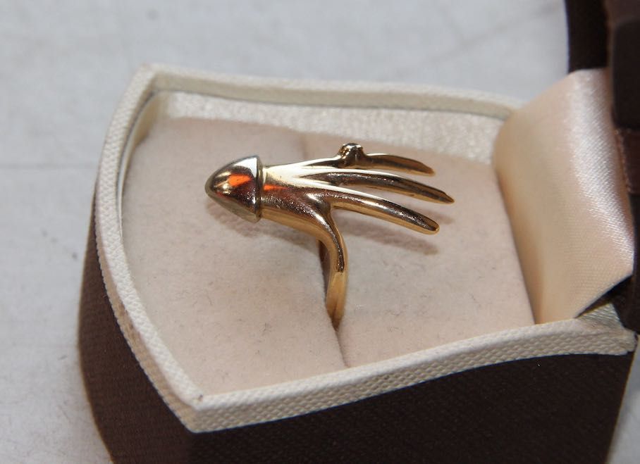 złoty pierścionek złoto 585 apart dłoń diament brylant zaręczyny