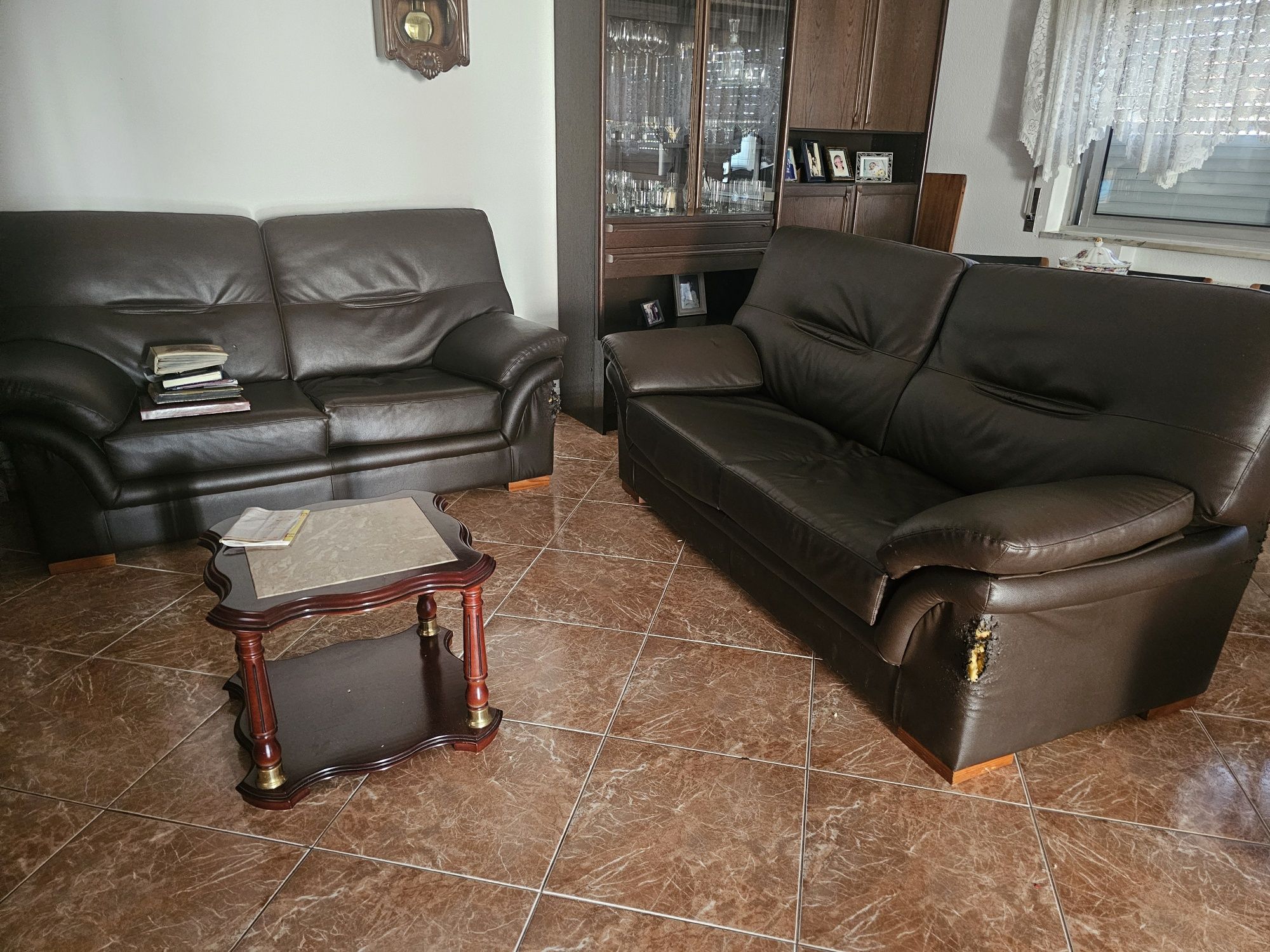 2 sofas castanhos 1 de 2 lugares e 1 de 3 lugares
