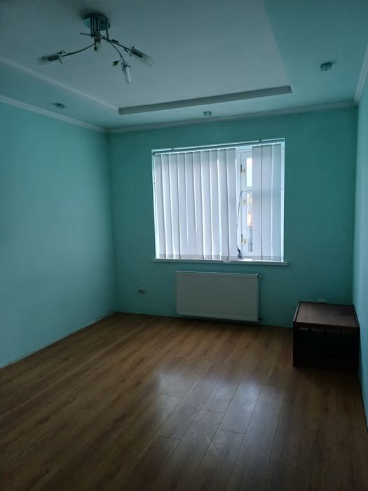 М.Новоселиця. Продається 3-кімнатна квартира. На другому поверсі.